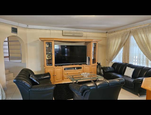 4 BEDROOM FREESTANDING FOR SALE IN RICHEM